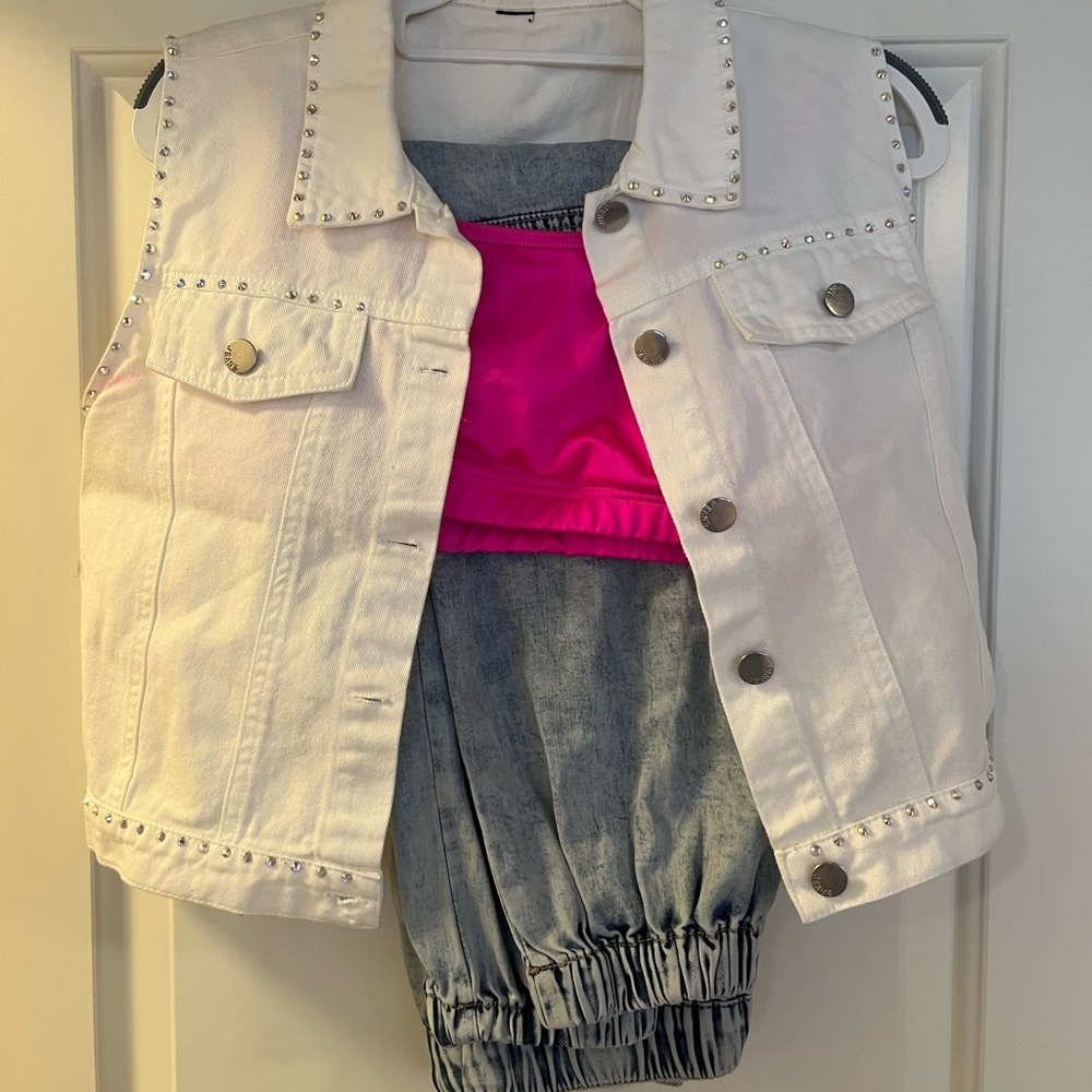 SO Denim Jeggings with White Vest with Hot Pink Bra